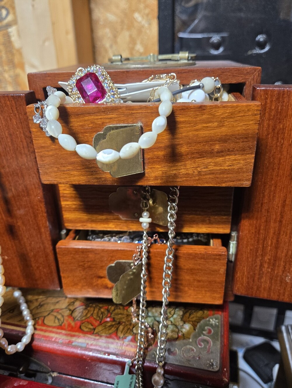 1950s ORIGINALChinese wood & brass-accented jewelry box or Tabletop Dresser - Picture 9 of 11
